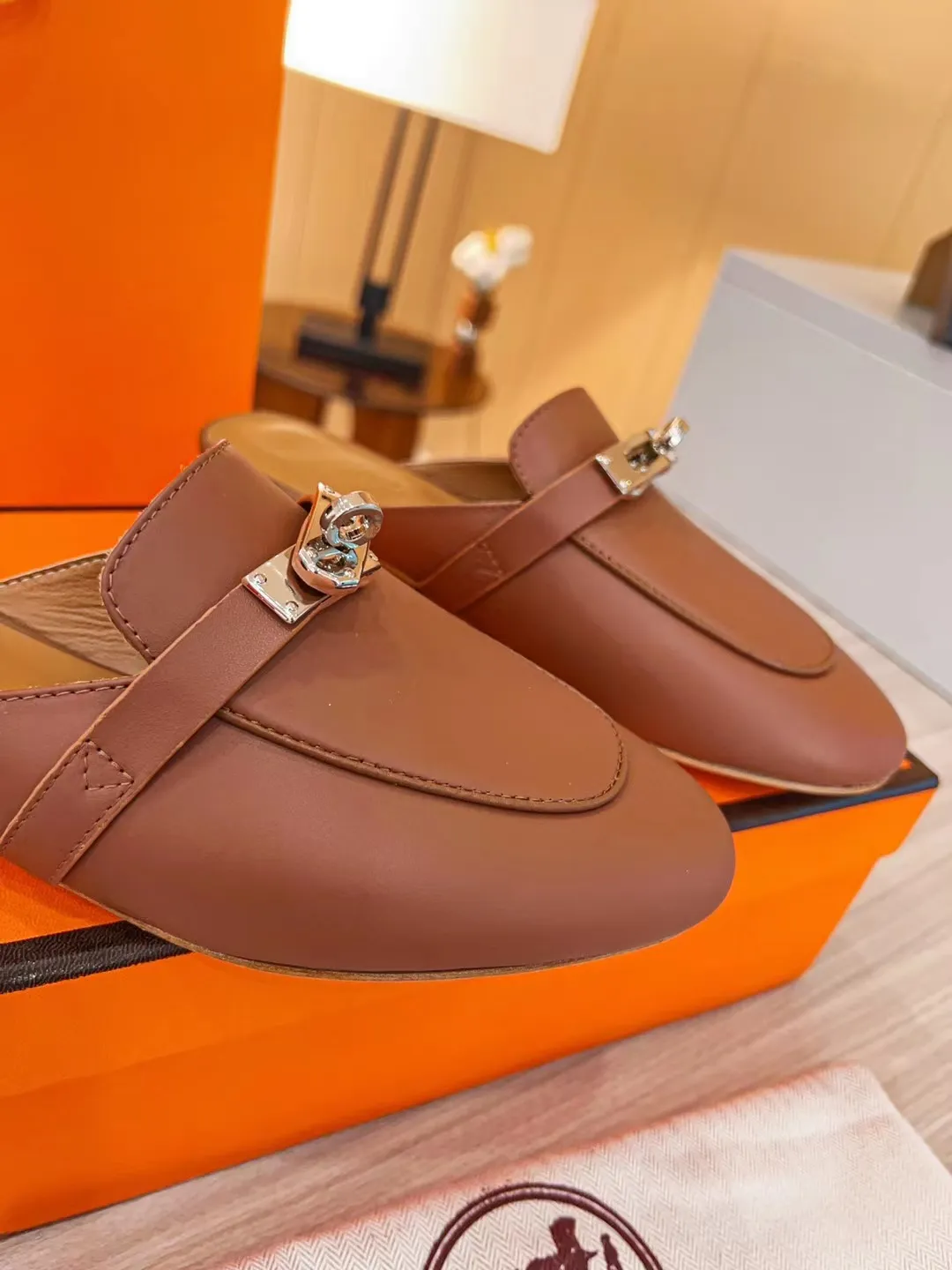 👟👟Ex-factory price 480👟👟 2023 product Hermes new genuine handmade shoes, purely handmade, a must-collect item! The perfect holiday accessory! Our pursuit of quality products is always the best! Don't give in! Comfort and originality, not following trends, and not deliberately expressing oneself are the consistent pursuits of Hermes and its fans!  [Material] ✅Upper: Hermers original calfskin ✅Foot pads: Made of imported original fabric with 5D color printing ✅Outsole: Italian genuine leather outsole (pursuing top walking comfort) [Number of yards] 35-42 [Packaging] With original packaging